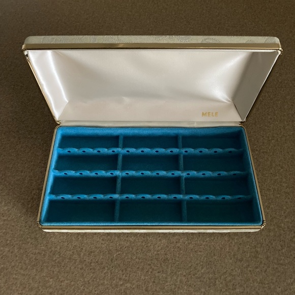 Mele Jewelry Box, 60’s vintage, Floral Satin with Gold Hardware, Hinged - Picture 6 of 9